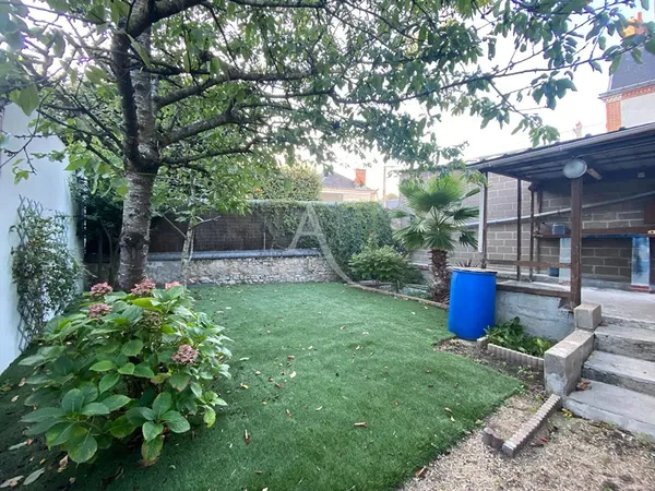 Soggiorno; pavimento in legno, luce naturale, stile moderno, soffitti alti