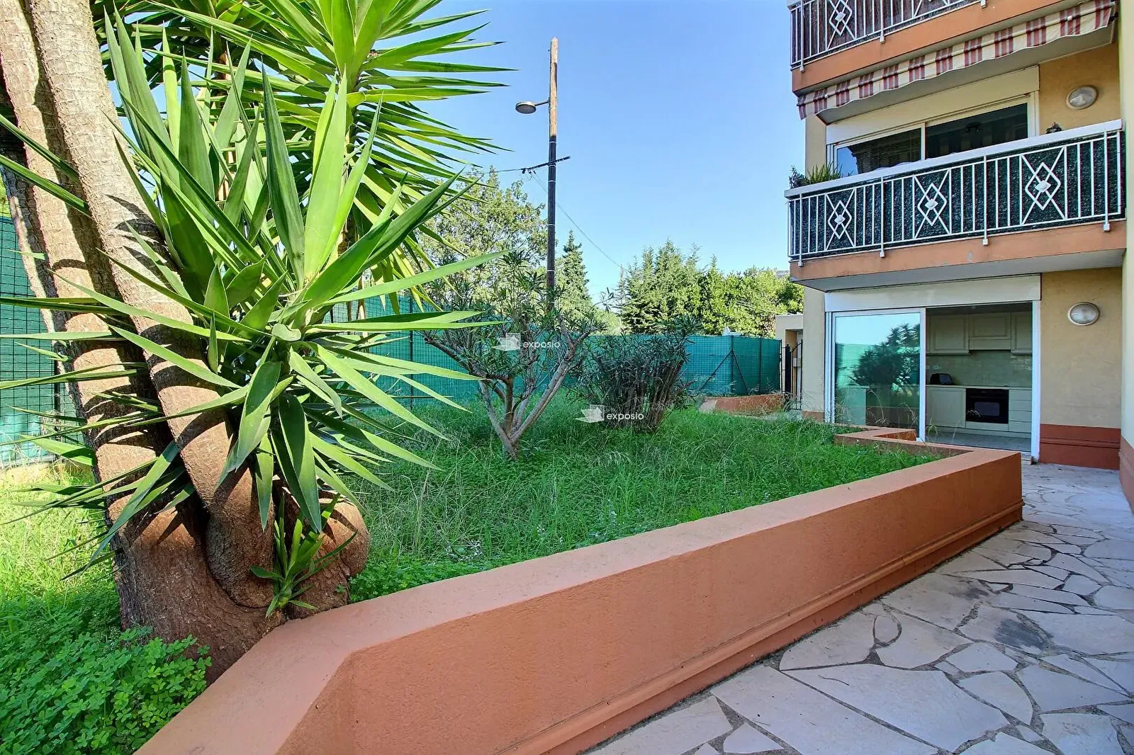 Wohnzimmer; holzboden, tageslicht, moderner stil, hohe decken