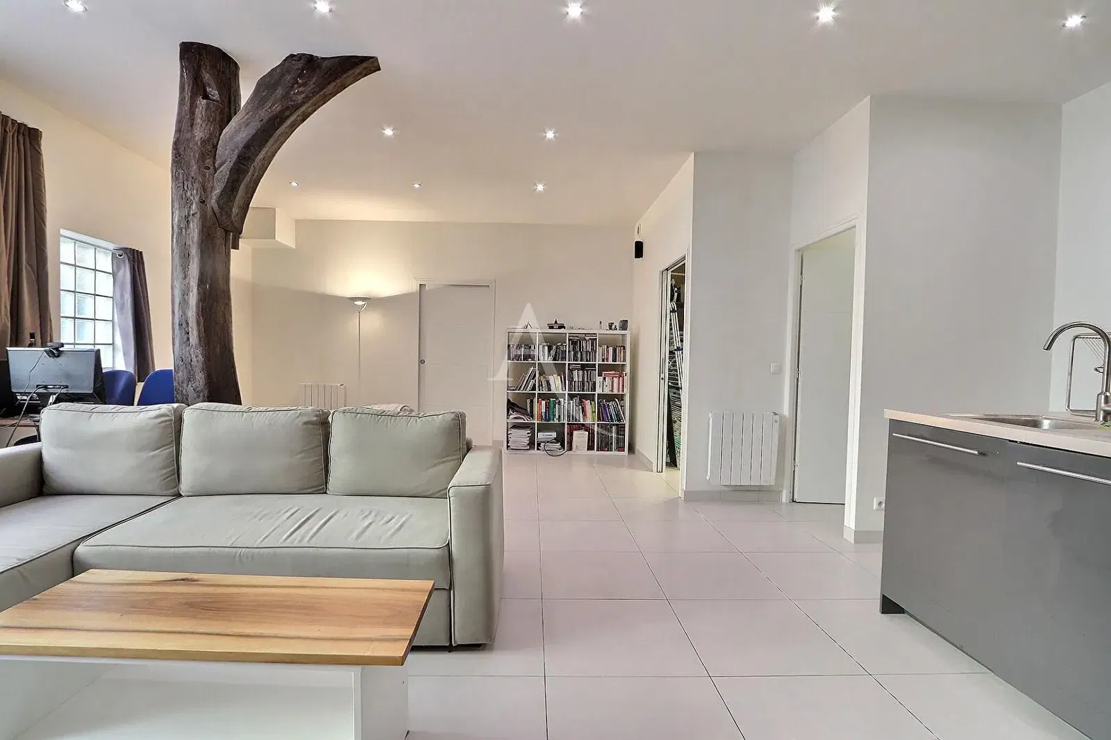 Soggiorno; pavimento in legno, luce naturale, stile moderno, soffitti alti