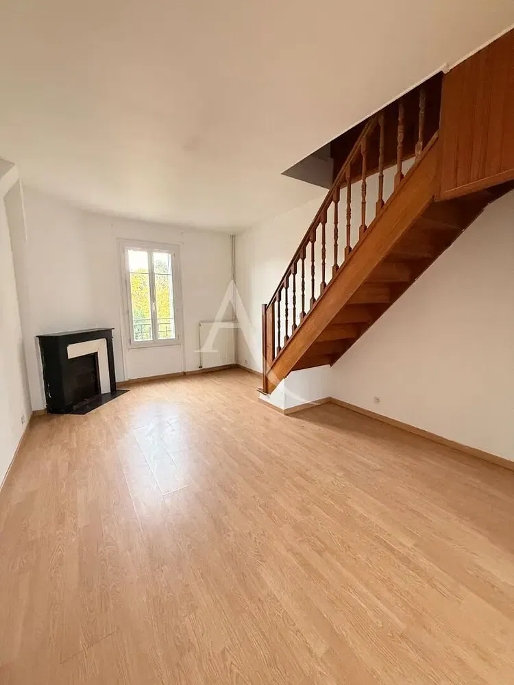 Woonkamer; houten vloer, natuurlijk licht, moderne stijl, hoge plafonds