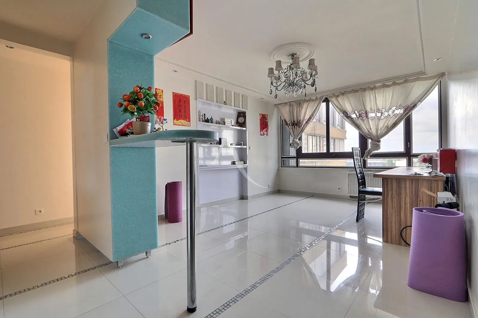 Woonkamer; houten vloer, natuurlijk licht, moderne stijl, hoge plafonds