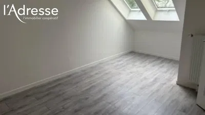 Woonkamer; houten vloer, natuurlijk licht, moderne stijl, hoge plafonds