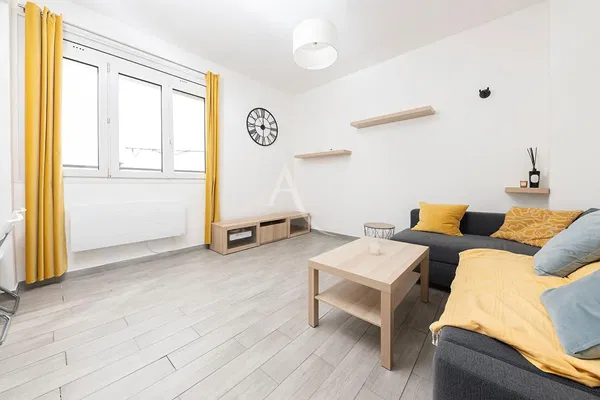 Woonkamer; houten vloer, natuurlijk licht, moderne stijl, hoge plafonds