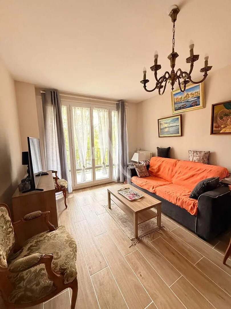 Wohnzimmer; holzboden, tageslicht, moderner stil, hohe decken