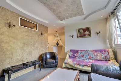 Keuken; keukenapparatuur, houten vloer, natuurlijk licht, moderne stijl, gerenoveerd