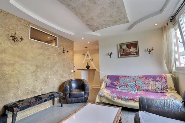 Keuken; keukenapparatuur, houten vloer, natuurlijk licht, moderne stijl, gerenoveerd