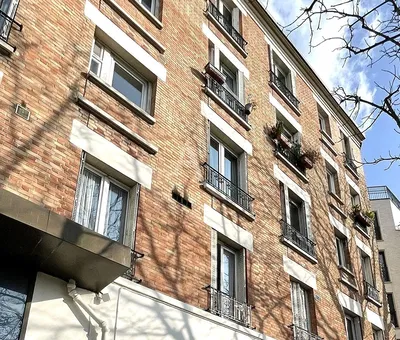 Kuchyně; kuchyňské spotřebiče, dřevěná podlaha, přirozené světlo, moderní styl, po rekonstrukci