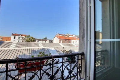 Wohnzimmer; holzboden, tageslicht, moderner stil, hohe decken