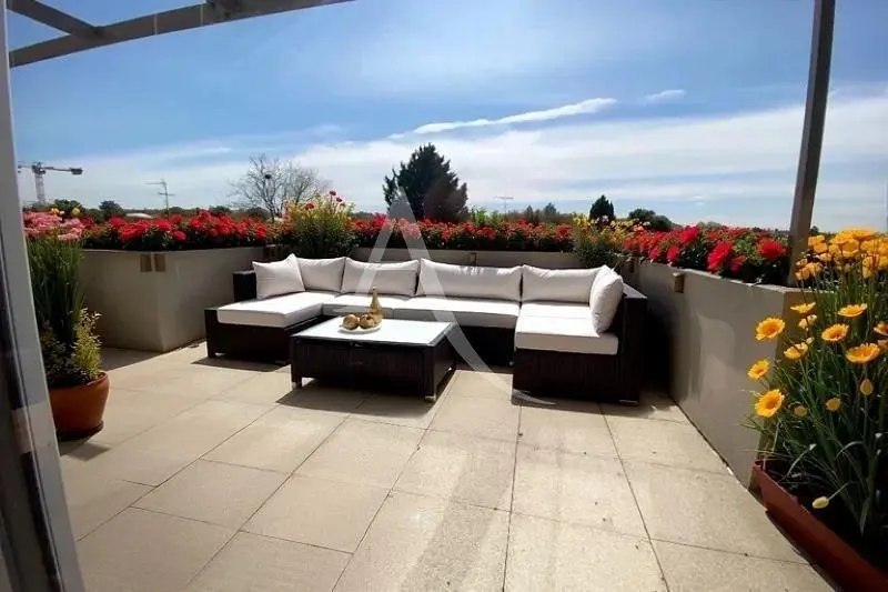 Wohnzimmer; holzboden, tageslicht, moderner stil, hohe decken