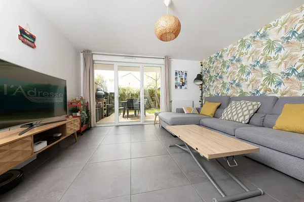 Woonkamer; houten vloer, natuurlijk licht, moderne stijl, hoge plafonds