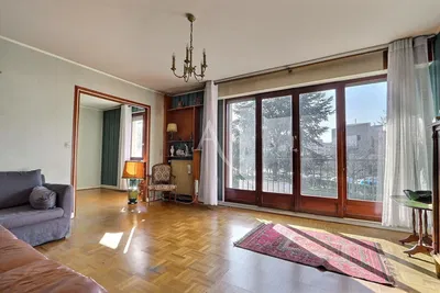 Keuken; keukenapparatuur, houten vloer, natuurlijk licht, moderne stijl, gerenoveerd