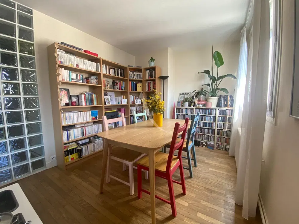 Woonkamer; houten vloer, natuurlijk licht, moderne stijl, hoge plafonds