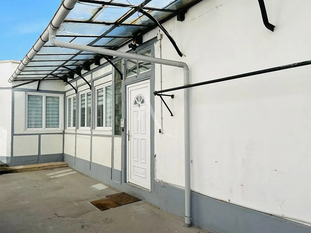 Дневна соба; дрвени под, природно светло, модерни стил, високи плафони