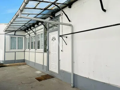 Хол; дървен под, естествена светлина, модерен стил, високи тавани