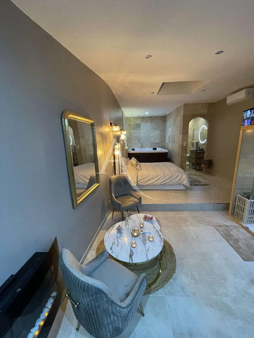 Woonkamer; houten vloer, natuurlijk licht, moderne stijl, hoge plafonds