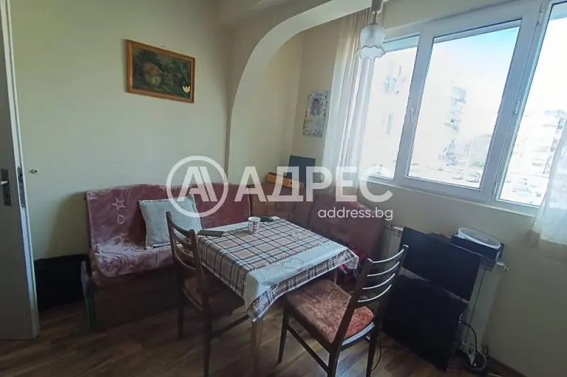 Living room; wood floor, natural light, modern style, high ceiling