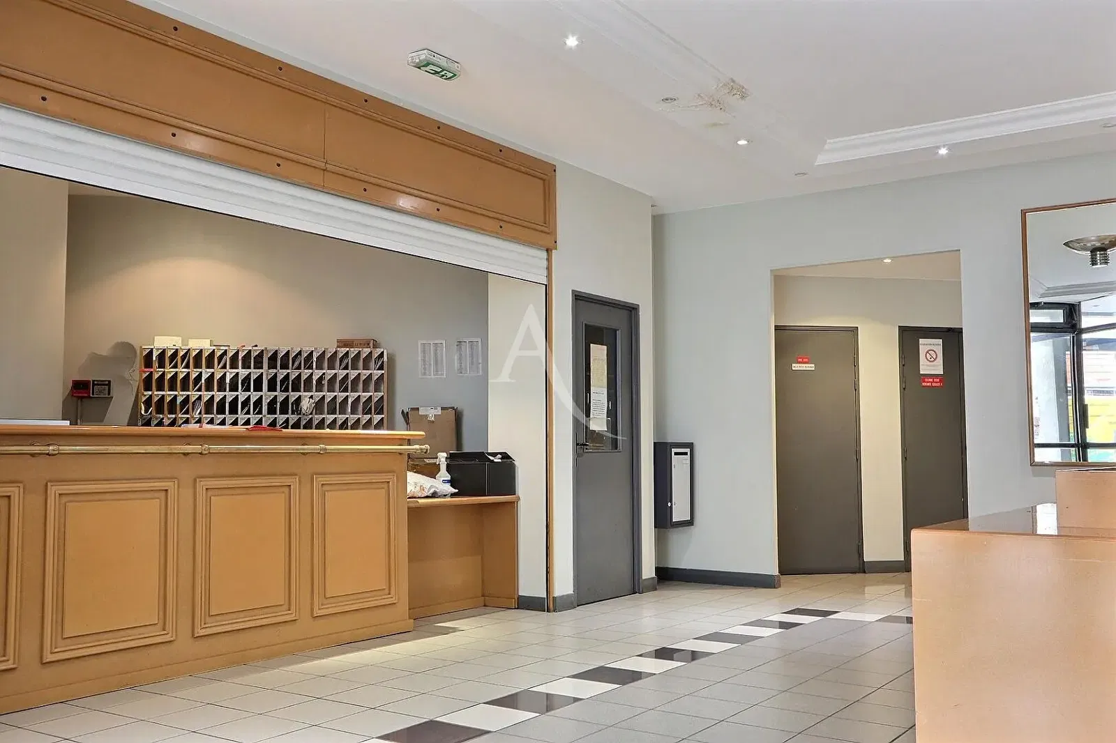 Keuken; keukenapparatuur, tegelvloer, natuurlijk licht, moderne stijl, gerenoveerd