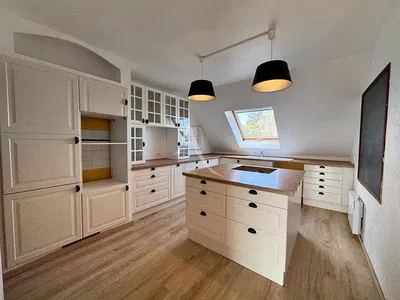 Dnevni boravak; drveni pod, prirodna svjetlost, moderan stil, visoki stropovi