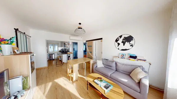 Oturma odası; ahşap zemin, doğal ışık, modern stil, yüksek tavan