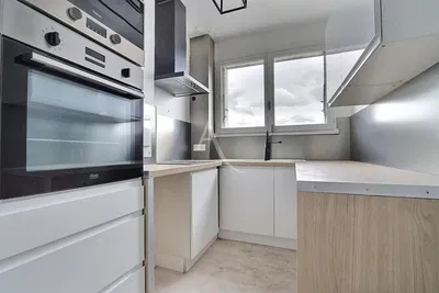 Keuken; keukenapparatuur, houten vloer, natuurlijk licht, moderne stijl, gerenoveerd