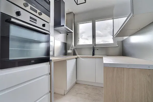 Keuken; keukenapparatuur, houten vloer, natuurlijk licht, moderne stijl, gerenoveerd