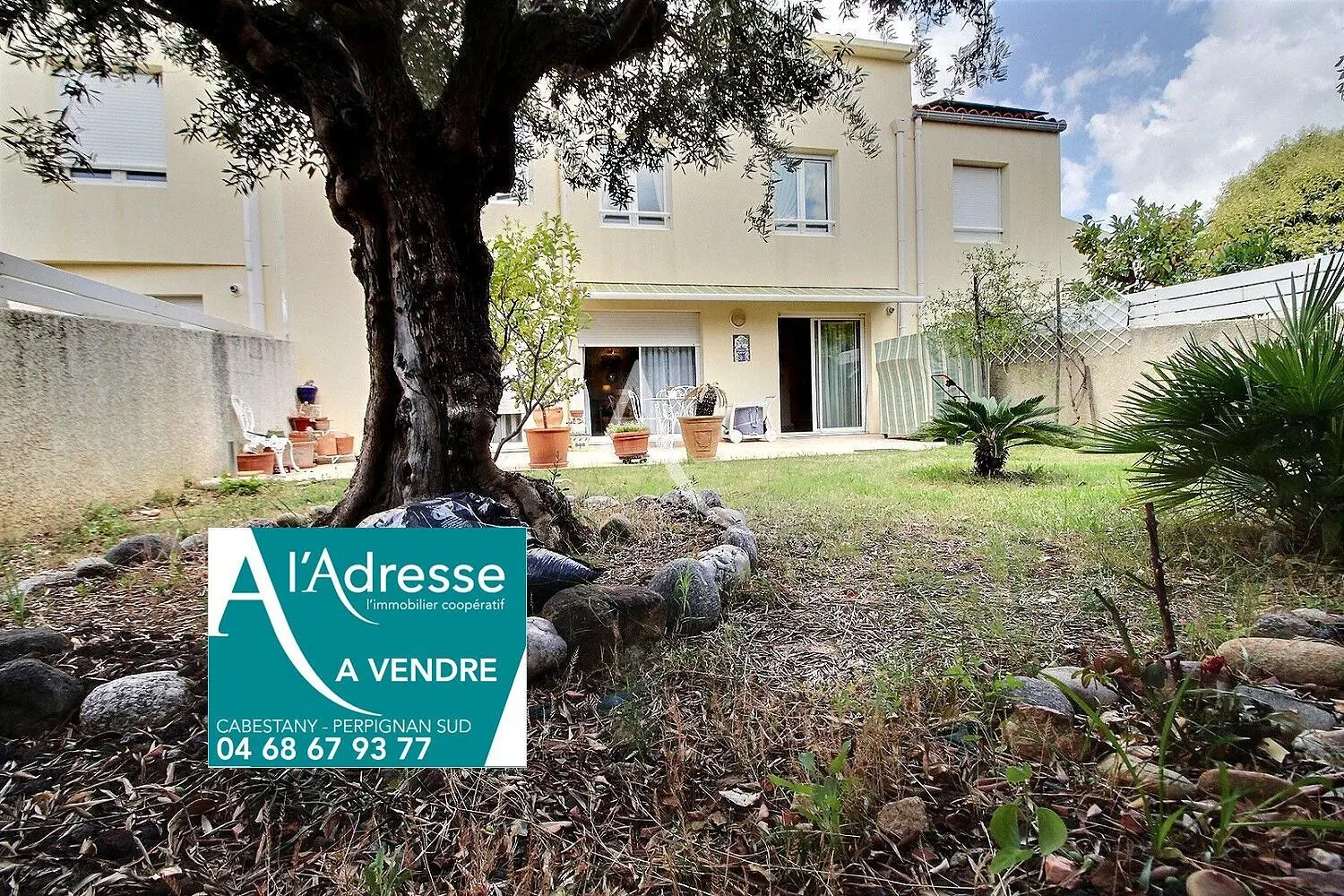 Oturma odası; ahşap zemin, doğal ışık, modern stil, yüksek tavan