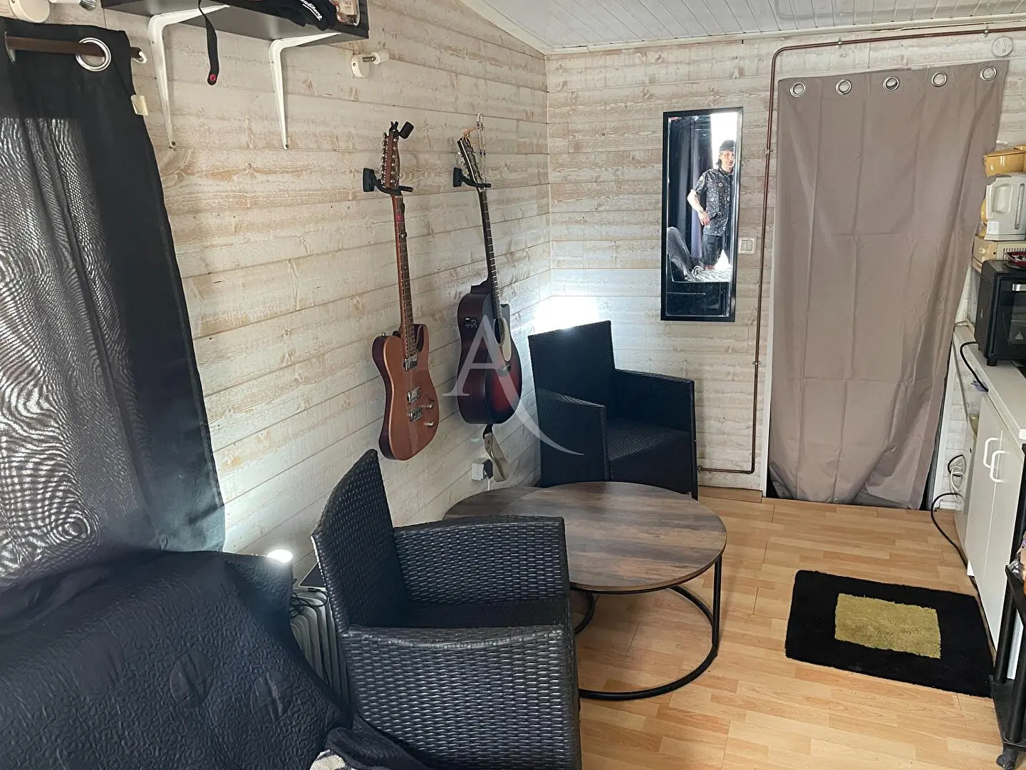 Woonkamer; houten vloer, natuurlijk licht, moderne stijl, hoge plafonds