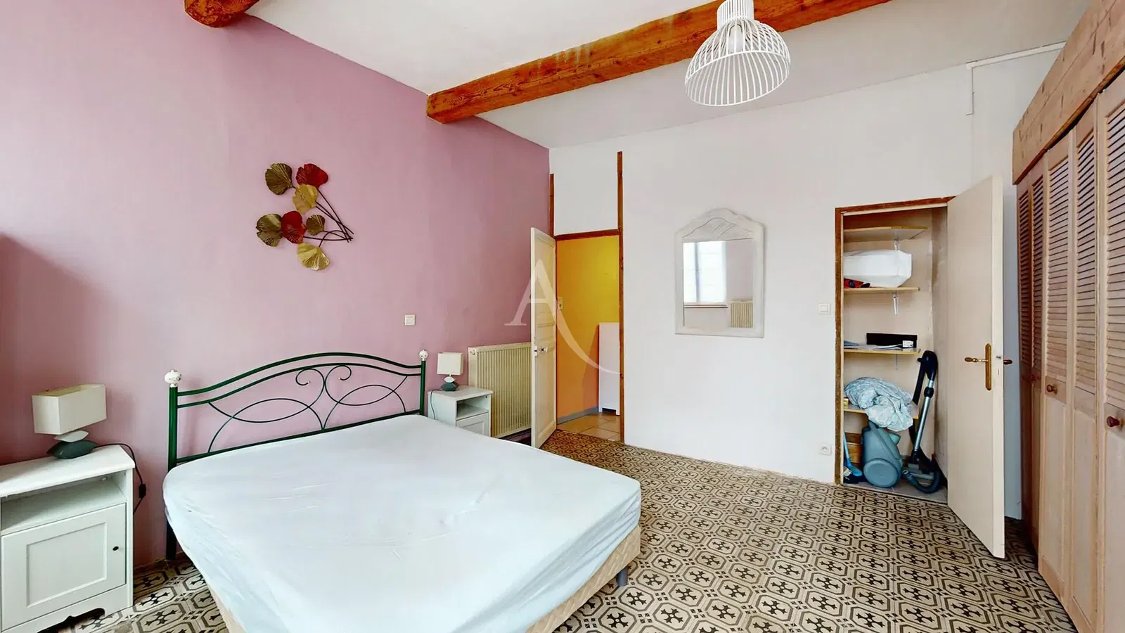 Oturma odası; ahşap zemin, doğal ışık, modern stil, yüksek tavan