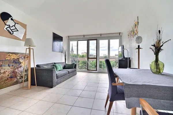 Wohnzimmer; holzboden, tageslicht, moderner stil, hohe decken