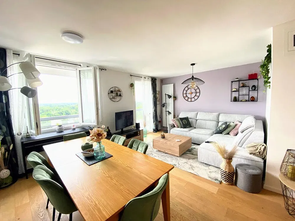 Woonkamer; houten vloer, natuurlijk licht, moderne stijl, hoge plafonds