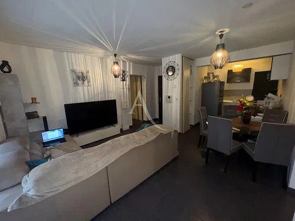 Salon; podłoga drewniana, światło dzienne, styl nowoczesny, wysokie sufity