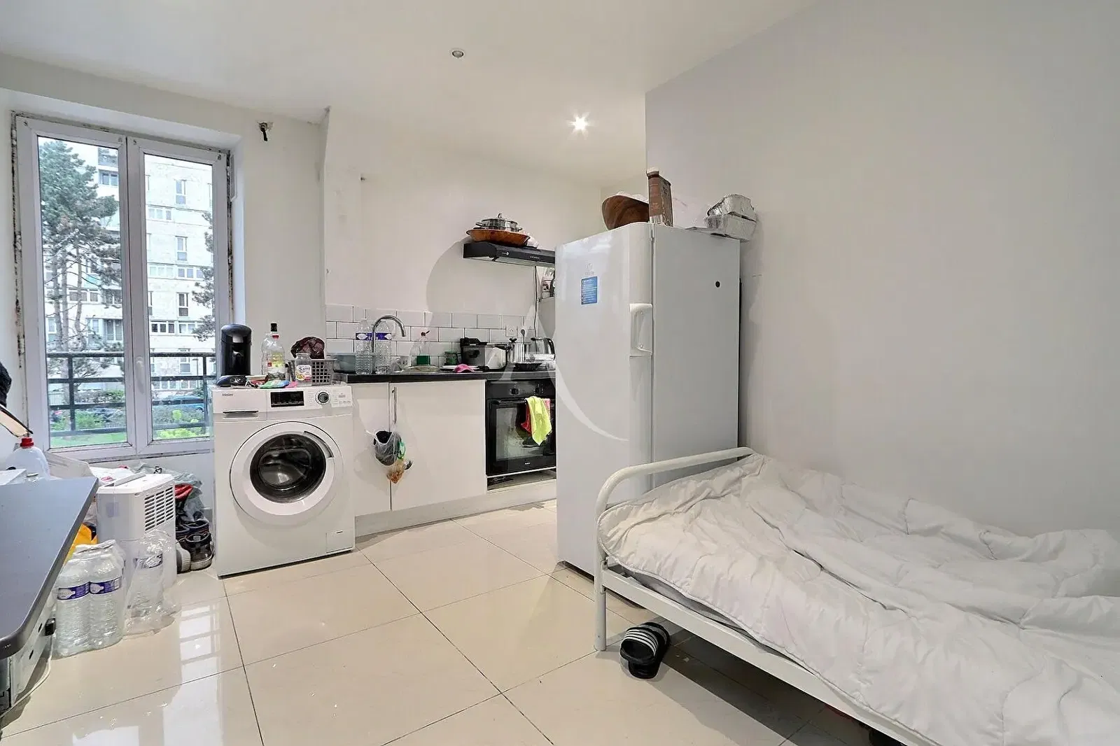 Wohnzimmer; holzboden, tageslicht, moderner stil, hohe decken