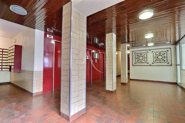 Woonkamer; houten vloer, natuurlijk licht, moderne stijl, hoge plafonds