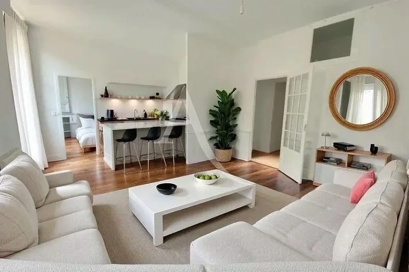 Woonkamer; houten vloer, natuurlijk licht, moderne stijl, hoge plafonds