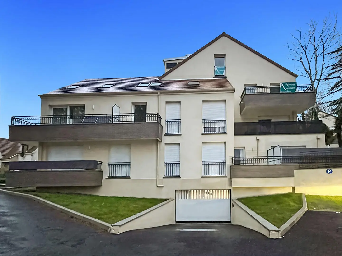 Kuhinja; kućanski aparati, pločice, prirodna svjetlost, moderan stil, renoviran