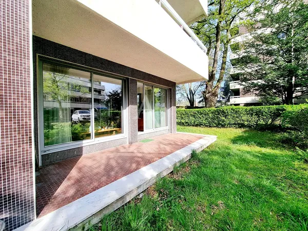 Soggiorno; pavimento in legno, luce naturale, stile moderno, soffitti alti