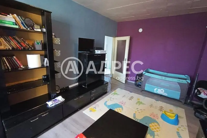 Wohnzimmer; holzboden, tageslicht, moderner stil, hohe decken