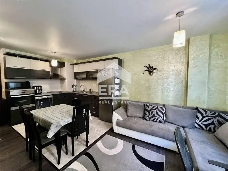 Wohnzimmer; holzboden, tageslicht, moderner stil, hohe decken