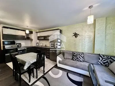 Wohnzimmer; holzboden, tageslicht, moderner stil, hohe decken