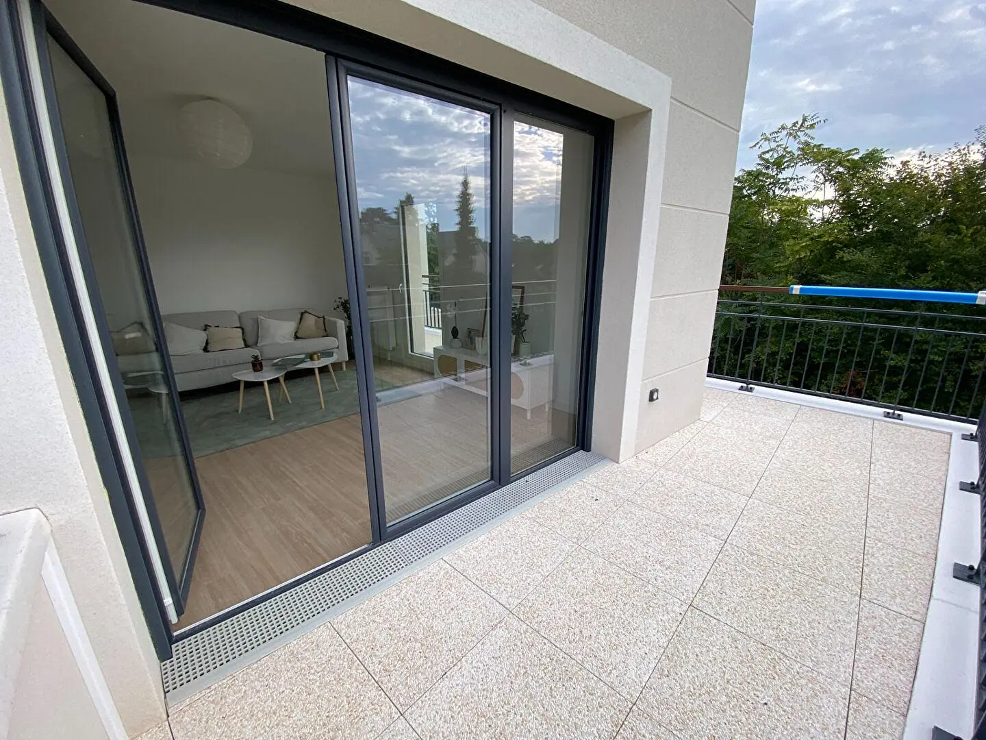 Soggiorno; pavimento in legno, luce naturale, stile moderno, soffitti alti