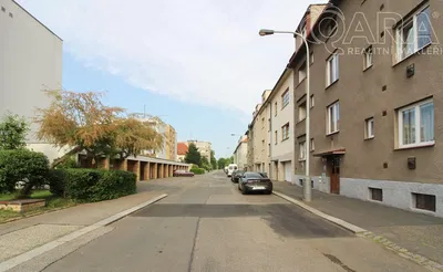 Хол; дървен под, естествена светлина, модерен стил, високи тавани