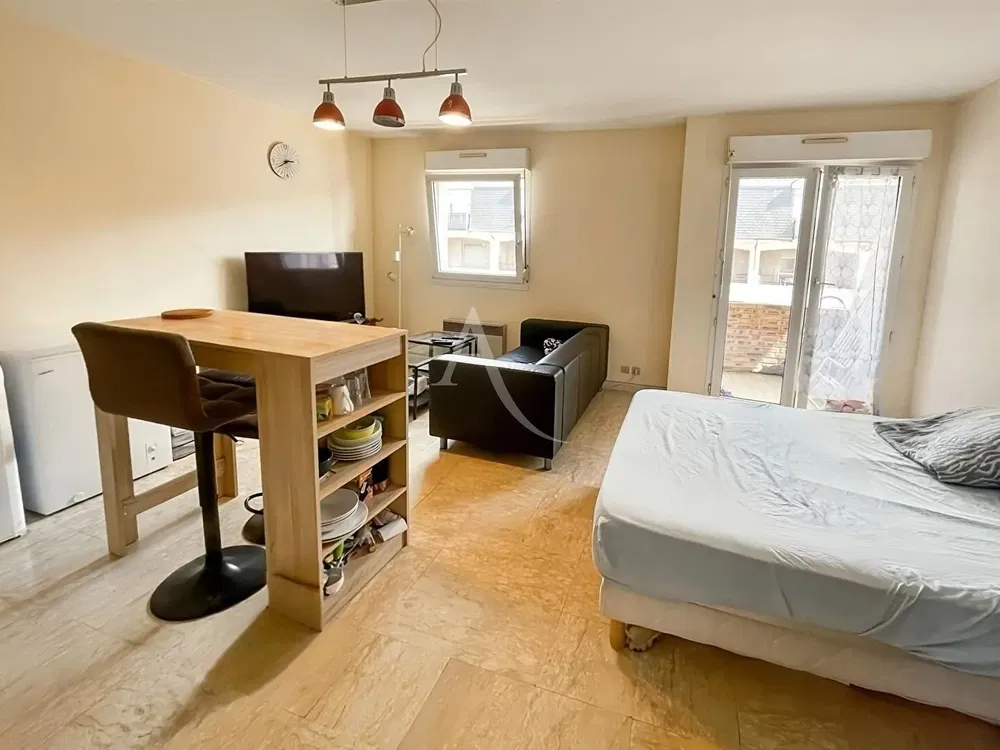 Kuchyně; kuchyňské spotřebiče, dřevěná podlaha, přirozené světlo, moderní styl, po rekonstrukci