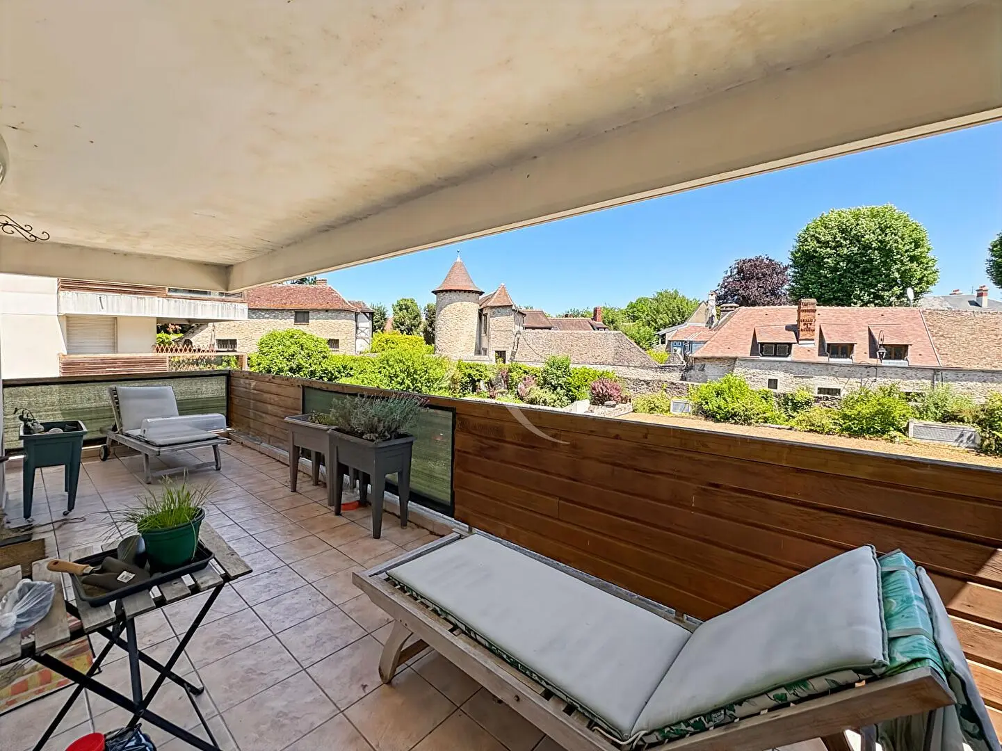 Soggiorno; pavimento in legno, luce naturale, stile moderno, soffitti alti