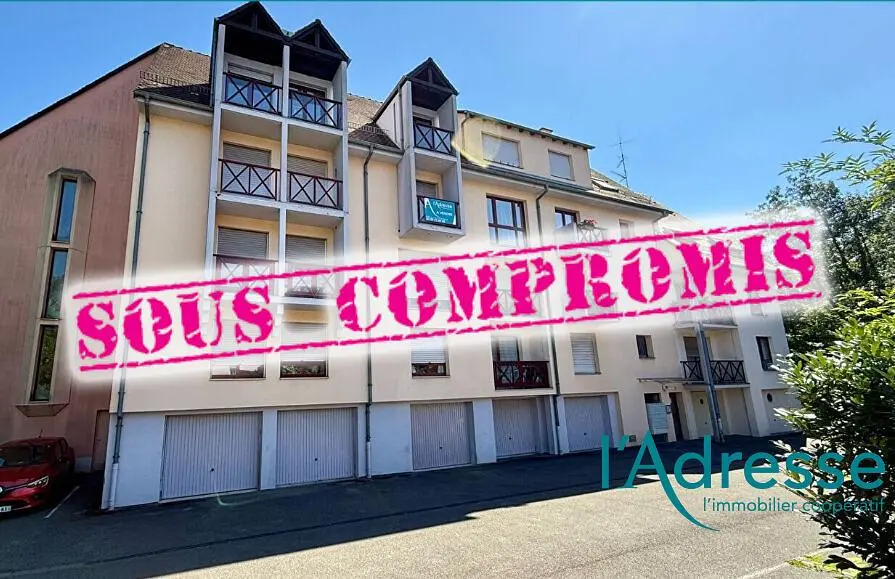 Хол; дървен под, естествена светлина, модерен стил, високи тавани