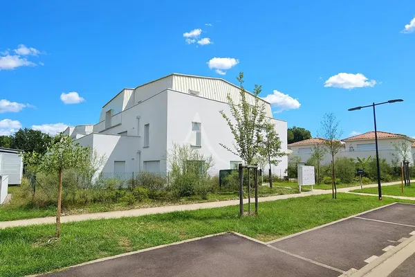 غرفة معيشة; أرضية خشبية, ضوء طبيعي, أسلوب عصري, أسقف عالية