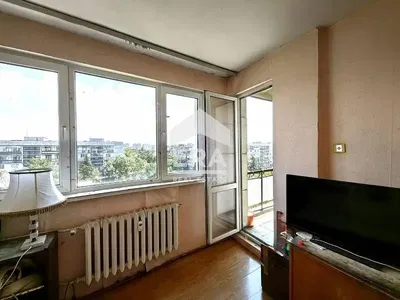 Wohnzimmer; holzboden, tageslicht, moderner stil, hohe decken