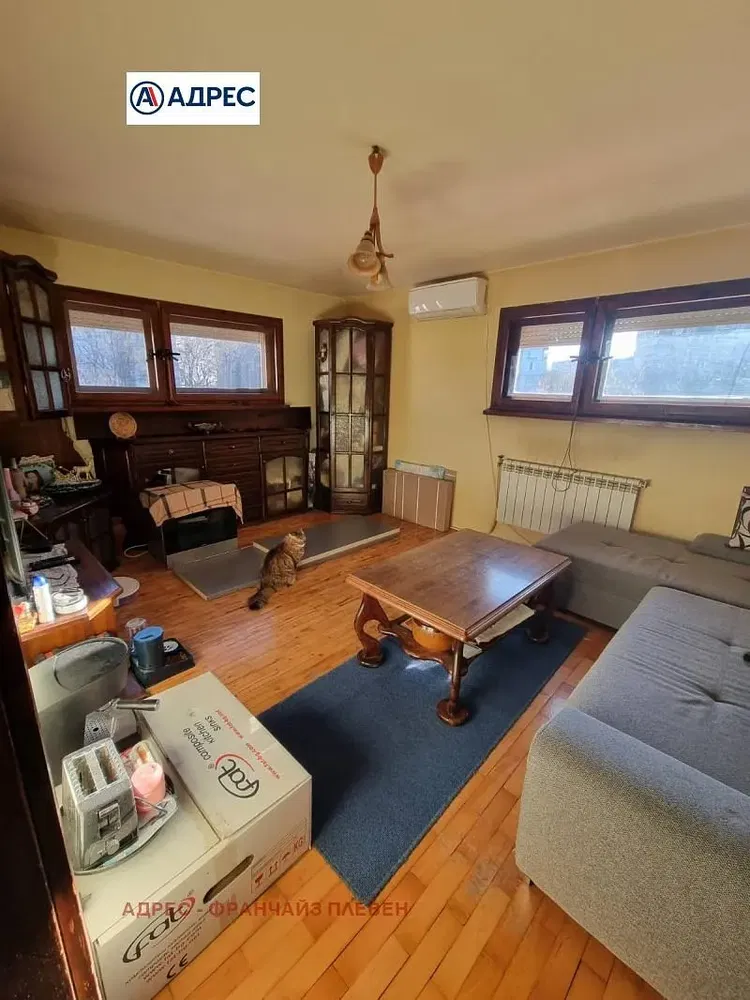 Σαλόνι; ξύλινο πάτωμα, φυσικό φως, μοντέρνο στυλ, ψηλά ταβάνια