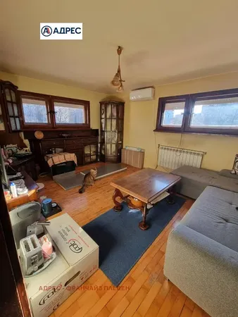 Σαλόνι; ξύλινο πάτωμα, φυσικό φως, μοντέρνο στυλ, ψηλά ταβάνια