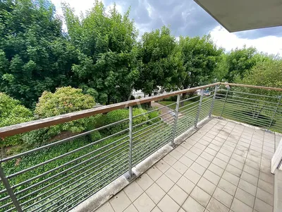 Woonkamer; houten vloer, natuurlijk licht, moderne stijl, hoge plafonds