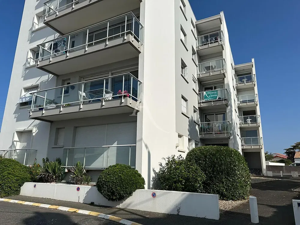 غرفة معيشة; أرضية خشبية, ضوء طبيعي, أسلوب عصري, أسقف عالية